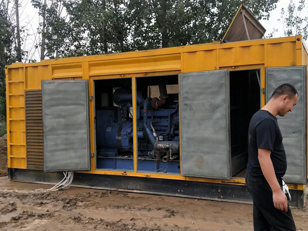临漳进行柴油发电机组电瓶容量测试时，有哪些注意事项？
